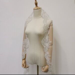 Elegant Ivory Mantilla Veil